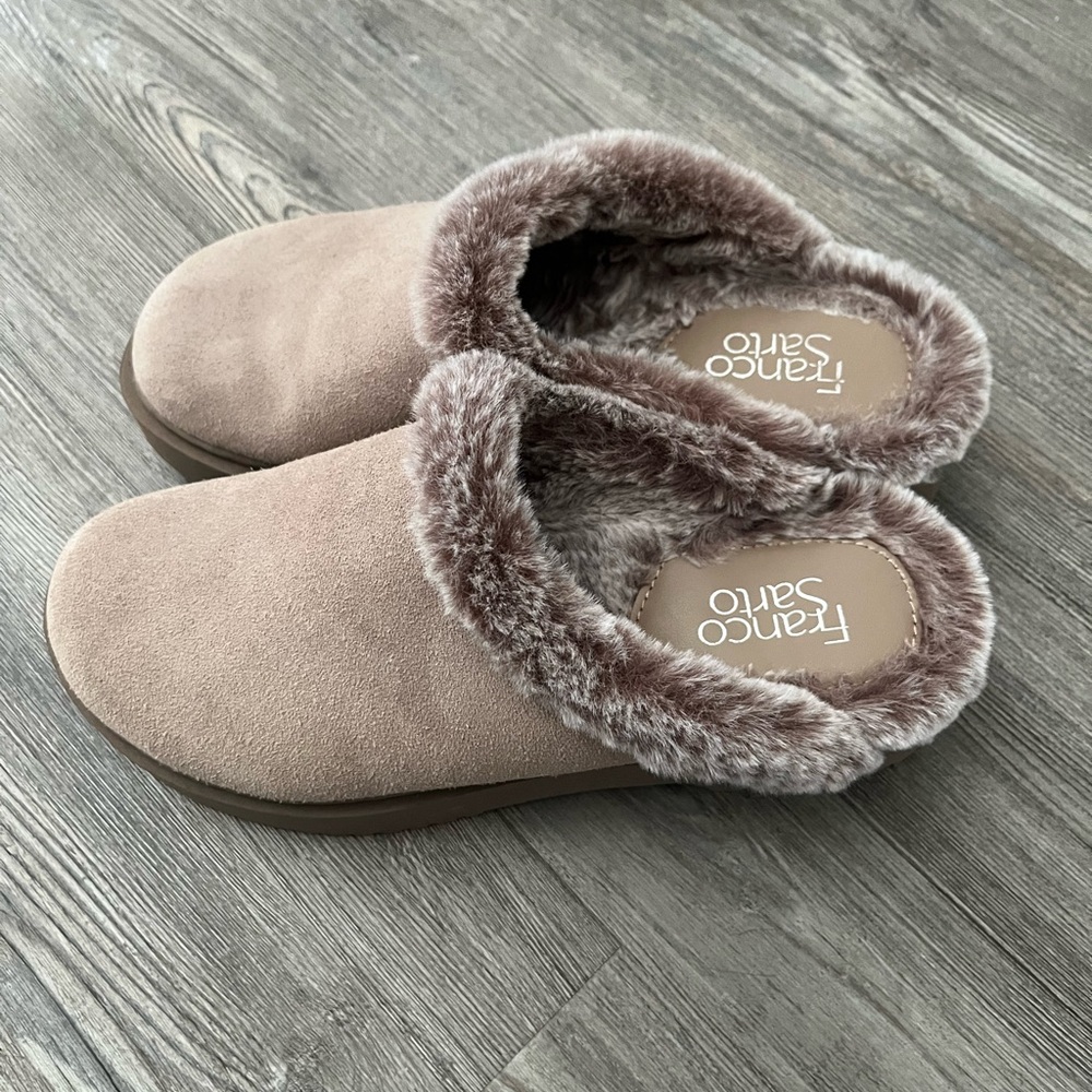 🌺 Franco Sarto beige clogs slides.